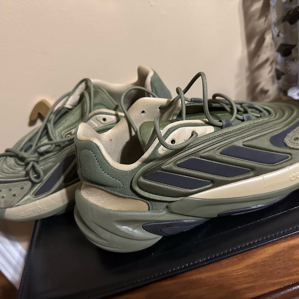ADIDAS ….Excelkent condition Olive Green Athletic Sneakers -Casual Trainer